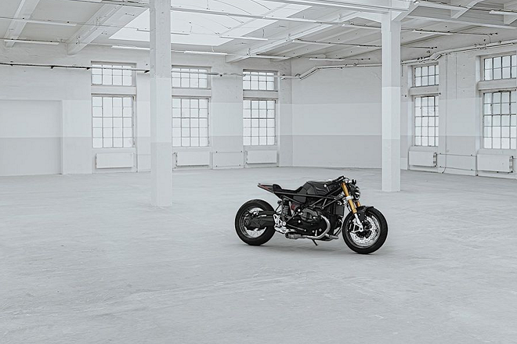 Cuối cùng, phiên bản Cobra của BMW R Nine T, theo kế hoạch, sẽ chỉ được sản xuất với số lượng giới hạn 10 chiếc. Hiện tại, xưởng độ Đức đã hoàn thành 5 chiếc và trong đó chiếc đầu tiên đã có chủ. Năm chiếc còn lại dự kiến sẽ được hoàn thành vào mùa thu này với 5 kiểu phối màu khác nhau. Giá xe BMW R Nine T Cobra là 34.900 Euro (tương đương khoảng 890 triệu đồng).