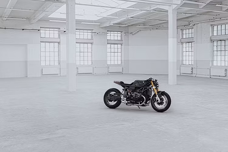 Cuối cùng, phiên bản Cobra của BMW R Nine T, theo kế hoạch, sẽ chỉ được sản xuất với số lượng giới hạn 10 chiếc. Hiện tại, xưởng độ Đức đã hoàn thành 5 chiếc và trong đó chiếc đầu tiên đã có chủ. Năm chiếc còn lại dự kiến sẽ được hoàn thành vào mùa thu này với 5 kiểu phối màu khác nhau. Giá xe BMW R Nine T Cobra là 34.900 Euro (tương đương khoảng 890 triệu đồng).