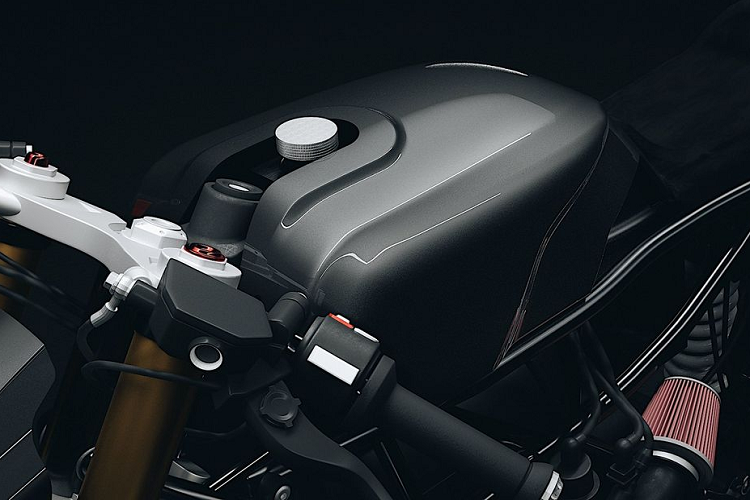 Đầu tiên, dáng đứng của chiếc mô-tô nhà BMW đã thay đổi hoàn toàn, tạo hơi hướng khum khum tiến về phía trước ngay cả khi được dựng chân chống. Đều này đến từ phần khung mới trên chiếc xe, thẳng hơn nhiều so với những gì nguyên bản mà BMW áp dụng.