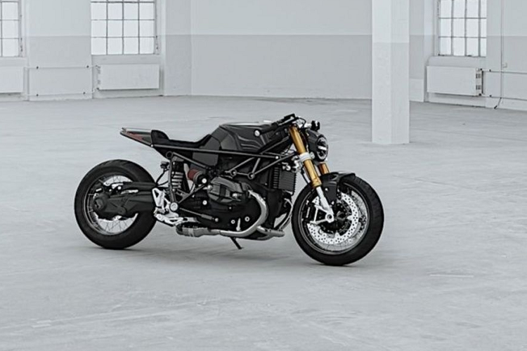 Với tên gọi ‘Cobra’, dự án này được thực hiện bởi Hookie Co, một xưởng độ tại vùng Dresden, bang Saxony, phía Đông nước Đức. Nơi đây cũng từng nổi tiếng với nhiều bản độ độc đáo từ các mẫu xe môtô của BMW, Yamaha hay Honda.