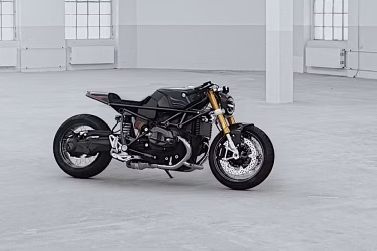 Với tên gọi ‘Cobra’, dự án này được thực hiện bởi Hookie Co, một xưởng độ tại vùng Dresden, bang Saxony, phía Đông nước Đức. Nơi đây cũng từng nổi tiếng với nhiều bản độ độc đáo từ các mẫu xe môtô của BMW, Yamaha hay Honda.