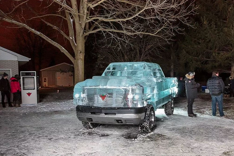 Từ đó, chiếc xe bán tải được chuyển đến Hensall, Ontario, nơi Iceculture có thể bắt đầu chế tác thân vỏ băng. Họ phải đối diện rất nhiều thử thách, và lúc đầu cảm tưởng không thể vượt qua. Họ cần chế tạo một chiếc xe bán tải mà dù có trọng lượng lớn nhưng vẫn có thể lái được quanh thành phố vì mục tiêu là cố gắng lập Kỷ lục Guinness Thế giới. Đồng thời, họ phải đảm bảo rằng nó có thể quay đầu mà không bị nứt hoặc vỡ, và đảm bảo nó sẽ không tan chảy ngay sau khi ra khỏi nơi sản xuất.