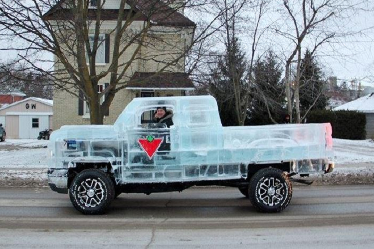 Đáng tiếc, chiếc Chevrolet Silverado 2500 HD mới này không còn tồn tại nữa. Cho dù là một tác phẩm nghệ thuật cực đẹp với độ chi tiết của từng bộ phận giống y xe thông thường, nó vốn không thể nào sống quá mùa đông Canada. Trên thực tế, nó chỉ là một phần của một chiến dịch quảng cáo được lập ra bởi công ty phụ tùng ôtô Canadian Tire.