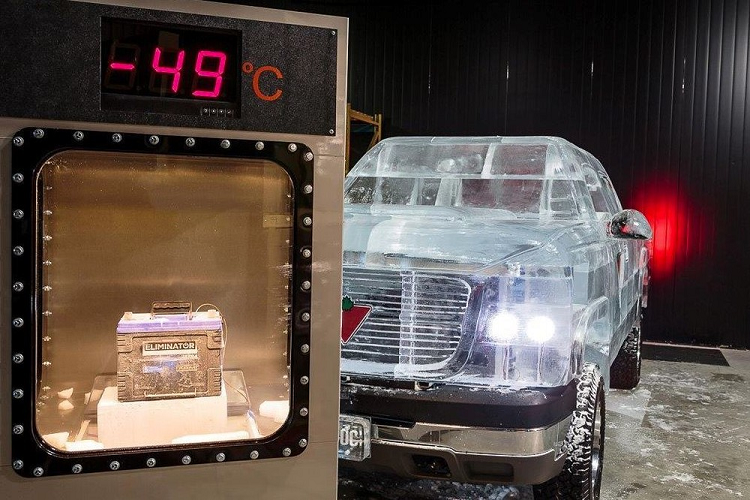 Chiếc xe có mang đầy đủ trang bị như xe thường gồm dây đai an toàn, biển số, gương chiếu hậu, kính chắn gió bằng băng, và hệ thống đèn chiếu sáng. Tất nhiên, chiếc xe không trang bị ghế sưởi ấm, hoặc những gì có thể sinh nhiệt không cần thiết. Bộ ắc quy xe đã được làm lạnh ở nhiệt độ âm 49 độ C, và được lắp vào xe ngay trước khi khởi hành. Khỏi phải nói, câu chuyện chiếc xe bằng băng lăn bánh là một sự kiện lớn, thu hút đông đảo người dân Hensall tới chứng kiến trang sử mới.