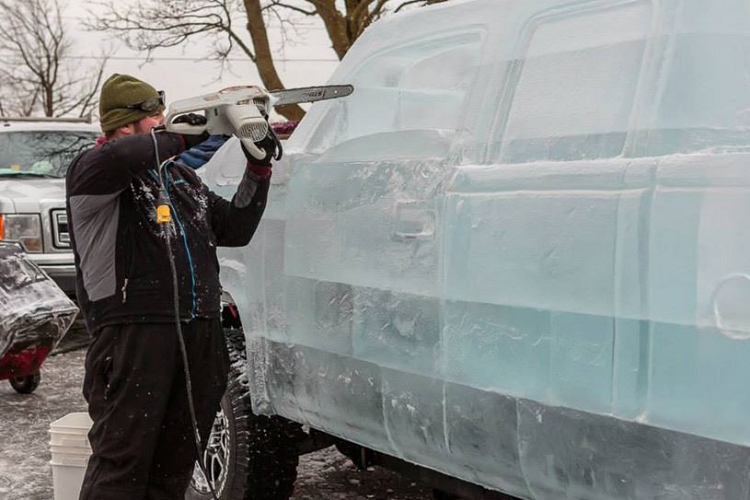 Tất nhiên nói thì có vẻ dễ, nhưng bắt tay thực hiện thì mới thấy không đơn giản. Canadian Tire đã phải nhờ cậy nhiều đối tác từ các lĩnh vực quảng cáo truyền thông, cho tới kỹ thuật chế tạo ô tô. Bước đầu tiên, họ phải nhập một chiếc bán tải cơ sở từ Mỹ thông qua Bronson Line Automotive Ltd. Sau đó, Pick Me Productions tiến hành tháo bỏ toàn bộ thân vỏ ban đầu và chế tạo một khung phụ để đỡ băng đá, trong khi phần thân vỏ bằng băng thì lại được làm bởi một công ty khác là Iceculture.
