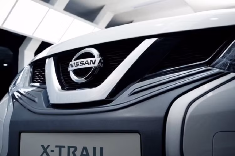 Nissan X-Trail là một trong những chiếc Crossover đầu tiên tại Việt Nam có cấu hình ghế ngồi 5+2. Với hàng ghế thứ ba, X-Trail thực sự trở thành một chiếc xe gia đình đúng nghĩa với một khoang nội thất rộng rãi và vô cùng linh hoạt. Hàng ghế thứ 3 có thể điều chỉnh độ ngả lưng hoặc gập phẳng hoàn toàn để mở rộng khoang chứa đồ. Bên cạnh đó, cửa khoang hành lý phía sau có thể đóng/mở điện và có cảm biến đóng mở cửa tự động. Những tiện ích khác như cửa sổ trời toàn cảnh Panorama rộng nhất phân khúc hay tính năng mở cốp tự động cũng là điểm nhấn của Nissan X-Trail V-Series.
