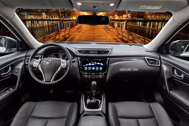 Việc phân bổ lực kéo trước – sau được thực hiện tự động bởi vi sai trung tâm điều khiển điện tử. X-Trail V-Series còn được trang bị khóa vi sai trung tâm giúp cố định tỷ lệ phân bổ lực kéo ở cả 4 bánh nhằm giúp xe chinh phục địa hình khó như dốc bập bênh hay bùn lầy. Xe có khoảng sáng gầm xe lên tới 210 mm cùng góc tới 24,8 độ, góc thoát 17,3 độ. Những thông số trên giúp X-Trail tự tin vượt qua nhiều loại địa hình khó khăn.