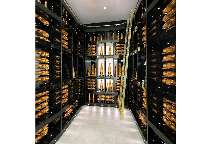 Được đăng bán lần đầu với 100 triệu USD, mức giá của Opus sau đó đã được giảm xuống còn 85 triệu USD, rồi “chỉ còn” 68 triệu USD. Vào Tháng 9/2019, mức giá đã lên thành 80 triệu USD và căn biệt thự nhanh chóng được bán ngay sau đó.