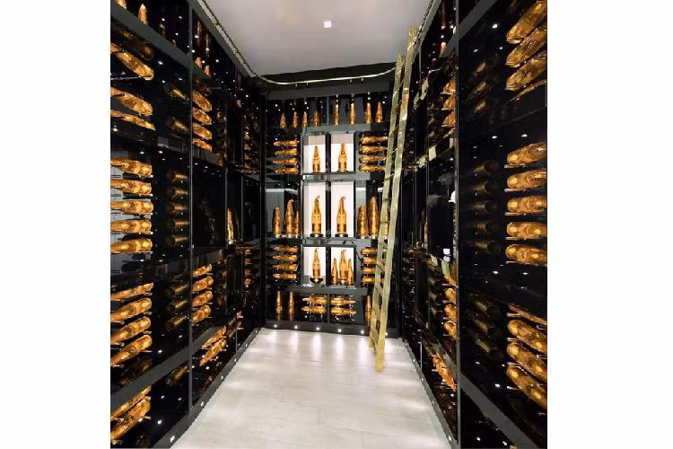 Được đăng bán lần đầu với 100 triệu USD, mức giá của Opus sau đó đã được giảm xuống còn 85 triệu USD, rồi “chỉ còn” 68 triệu USD. Vào Tháng 9/2019, mức giá đã lên thành 80 triệu USD và căn biệt thự nhanh chóng được bán ngay sau đó.