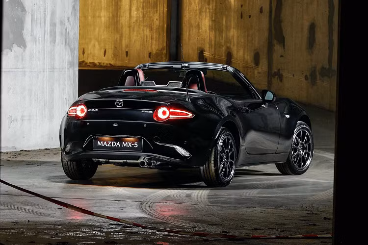 Mazda MX-5 Eunos Edition sẽ đến các đại lý của Pháp vào tháng 4 với mức giá cố định là 34.600 € (900 triệu đồng) đắt hơn € 5,700 so với mẫu MX-5 Elegance tiêu chuẩn được bán ở Pháp.