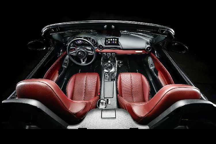 Ngoài ra, bảng táp-lô và chắn bùn phía trước cũng như bọc chìa khóa cũng được đánh số thứ tự làm nổi bật tính độc quyền của mẫu xe Mazda Eunos Edition huyền thoại. Các chi tiết này được tạo nên để mô tả đặc trưng của phiên bản đặc biệt từ năm 1993.