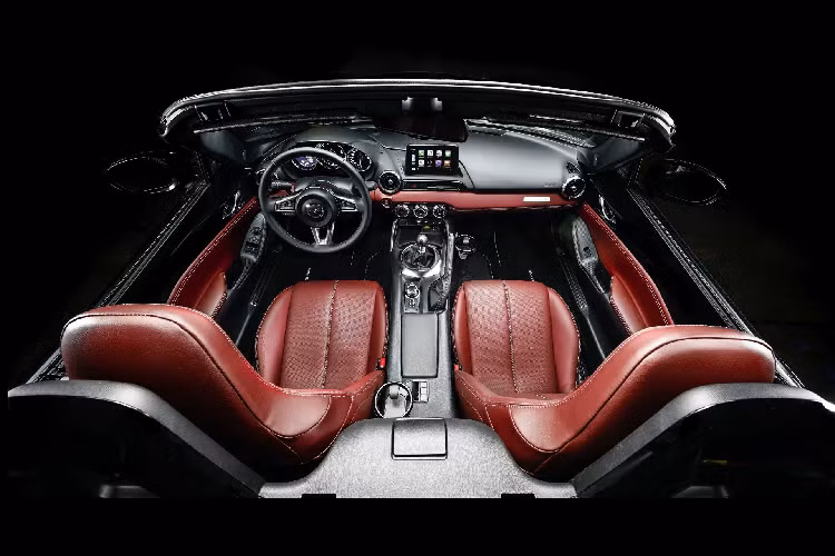 Ngoài ra, bảng táp-lô và chắn bùn phía trước cũng như bọc chìa khóa cũng được đánh số thứ tự làm nổi bật tính độc quyền của mẫu xe Mazda Eunos Edition huyền thoại. Các chi tiết này được tạo nên để mô tả đặc trưng của phiên bản đặc biệt từ năm 1993.