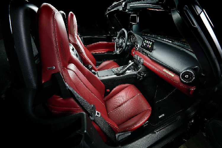 Nói rõ hơn một chút về nguồn gốc ra đời của phiên bản đặc biệt lần này. Vào những năm 1989, tham vọng lấn sân thị trường xe sang của Mazda rất rõ ràng chứ không mập mờ như hiện tại. Tương tự như Toyota, Mazda không thể sản xuất xe sang dưới cái tên Mazda được.