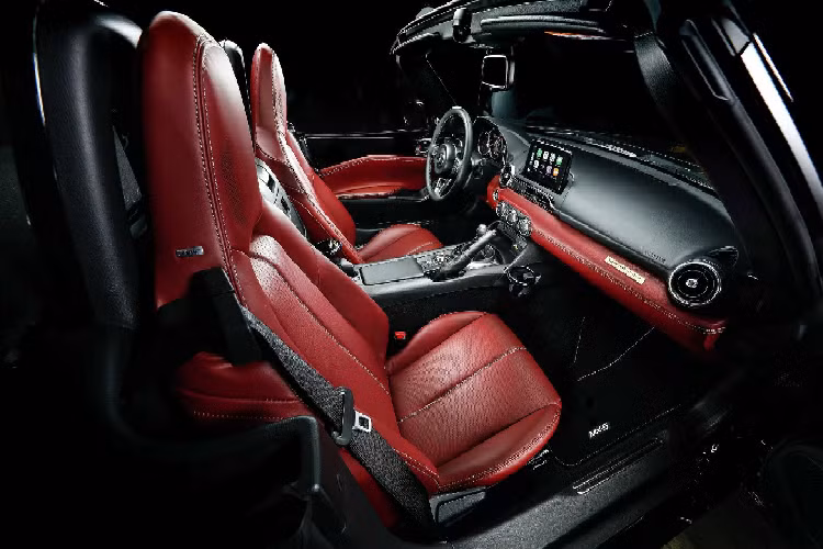 Nói rõ hơn một chút về nguồn gốc ra đời của phiên bản đặc biệt lần này. Vào những năm 1989, tham vọng lấn sân thị trường xe sang của Mazda rất rõ ràng chứ không mập mờ như hiện tại. Tương tự như Toyota, Mazda không thể sản xuất xe sang dưới cái tên Mazda được.