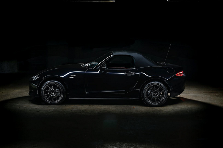 Mazda MX-5 2020 mới bản đặc biệt sở hữu phần mui thiết kế kiểu Targa giống chiếc Porsche 911 Targa nhưng được thiết kế đơn giản hơn, chiếc xe chỉ mất 12 giây để biến hình từ mui trần thành mui kín và ngược lại.