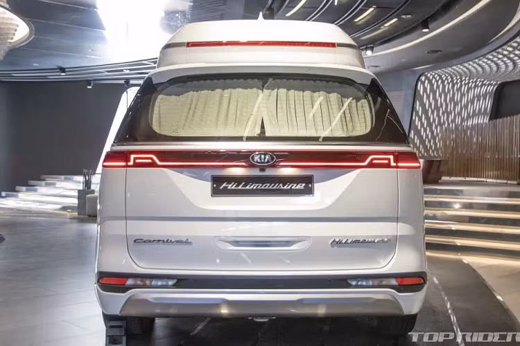 Giá xe Kia Sedona Hi Limousine 2021 có mức bán ra khởi điểm từ 60,66 triệu Won (khoảng 1,26 tỷ đồng) đối với cấu hình 9 chỗ, trong khi những chiếc Sedona Hi Limousine bản 7 chỗ có giá từ 62,71 triệu Won (khoảng 1,3 tỷ đồng). Xe có 2 lựa chọn sơn ngoại thất là Snow White Pearl hoặc Aurora Black, đi kèm nội thất màu be mặc định. 