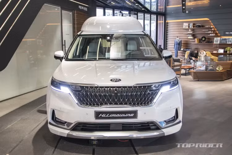 Điểm khác biệt lớn nhất của mẫu xe MPV hạng sang Kia Sedona High Limousine là phần mở rộng trên trần xe, thiết kế bên ngoài được tinh chỉnh lại và bổ sung nhiều tính năng, trang bị hiện đại. Bảo vệ cản trước được tái thiết kế, có tính khí động học cao. Bên hông trang bị bệ bước lên xuống và phía sau bổ sung một dải đèn phanh LED trên cao nhằm tăng khả năng nhận diện của phiên bản này.