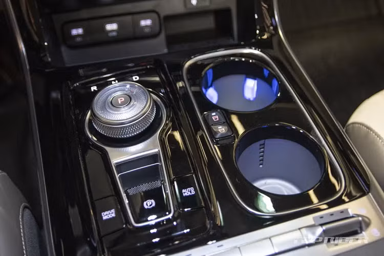 Phần lưng hàng ghế trước tích hợp một máy lọc không khí, giúp lọc bụi siêu mịn và khí độc, giữ không khí trong khoang cabin luôn trong lành. Rèm cửa được sử dụng cho kính sau, cùng cửa sổ bên của hàng ghế 2 và 3.