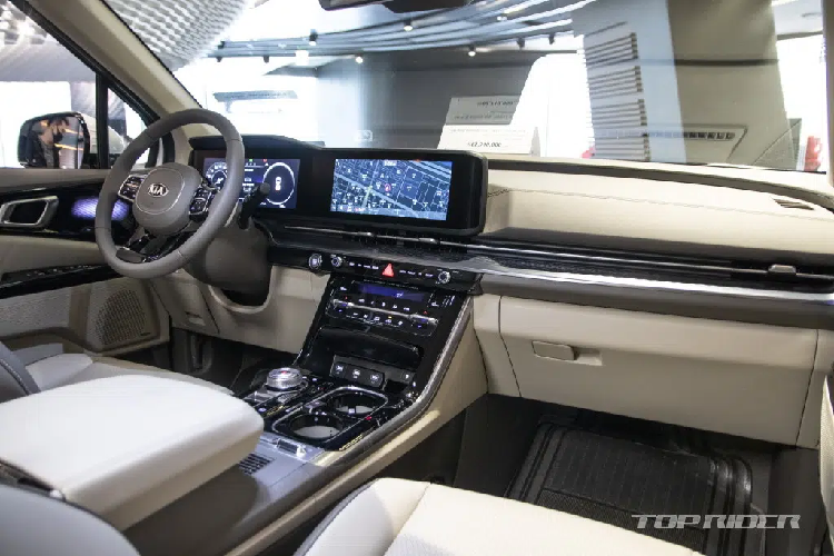 Hàng ghế 1 và 2 có khay đựng cộc tích hợp khả năng làm mát. Khoang nội thất trang bị màn hình và cụm hồng hồ dạng điện tử có chung kích thước 12,3 inch, ghế bọc da Nappa, cổng sạc 220V và đèn nội thất.