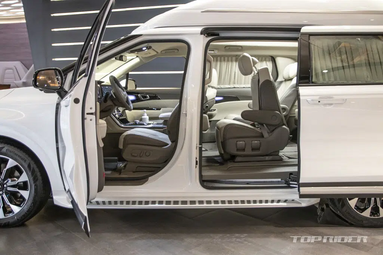 Kia Sedona High Limousine có 2 tùy chọn ngoại thất màu trắng và đen, nhưng chỉ có duy nhất tùy chọn màu kem cho nội thất. Xe trang bị tiêu chuẩn camera 360, đèn đọc sách hàng ghế 2 và 3, cửa khoang hành lý chỉnh điện thông minh và hệ thống hỗ trợ người lái mới nhất của Kia.