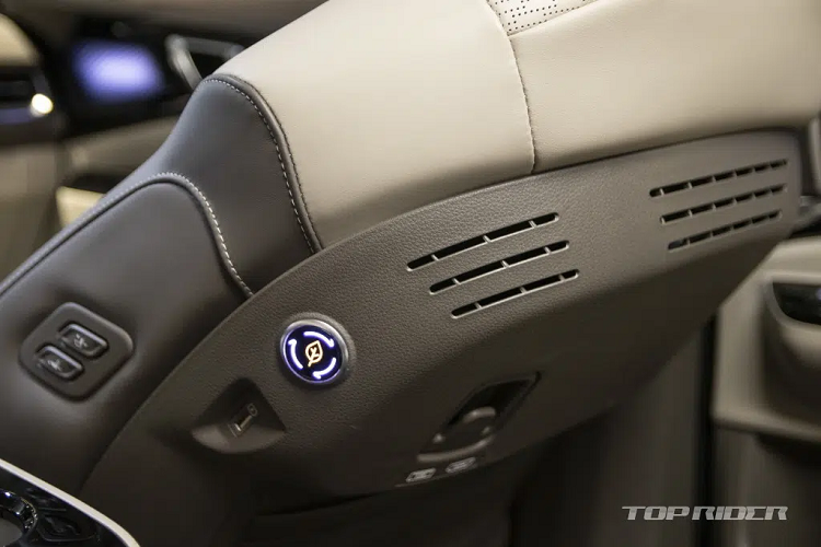 Hiện tại, Kia Sedona High Limousine có 2 tùy chọn 7 chỗ hoặc 9 chỗ, nhưng chỉ có duy nhất tùy chọn động cơ xăng Smartstream 3.5L, công suất 294 mã lực và mô-men xoắn 355 Nm, hộp số tự động 8 cấp. Tùy chọn động cơ dầu sẽ được hãng xe Hàn Quốc bổ sung trong tương lai gần.