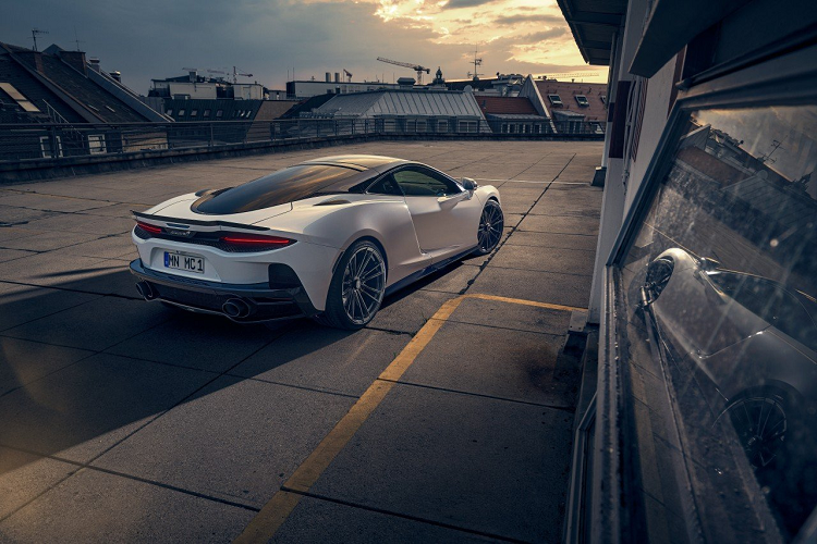 Đầu tiên, đến với phần công suất của xe. Novitec độ McLaren GT với ba lựa chọn nâng cấp công suất dưới dạng mô-đun “cắm và sử dụng” N-TRONIC. Ở mức thấp nhất, Stage 1 sẽ mang đến cho xe công suất cực đại 672 mã lực và 688 Nm mô-men xoắn, Stage 2 sẽ có công suất cực đại 707 mã lực và 714 Nm mô-men xoắn trong khi Stage 3 sẽ có công suất chỉ ở mức 691 mã lực và 705 Nm mô-men xoắn.
