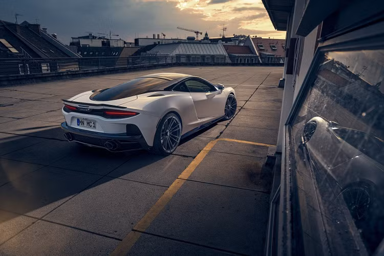 Đầu tiên, đến với phần công suất của xe. Novitec độ McLaren GT với ba lựa chọn nâng cấp công suất dưới dạng mô-đun “cắm và sử dụng” N-TRONIC. Ở mức thấp nhất, Stage 1 sẽ mang đến cho xe công suất cực đại 672 mã lực và 688 Nm mô-men xoắn, Stage 2 sẽ có công suất cực đại 707 mã lực và 714 Nm mô-men xoắn trong khi Stage 3 sẽ có công suất chỉ ở mức 691 mã lực và 705 Nm mô-men xoắn.