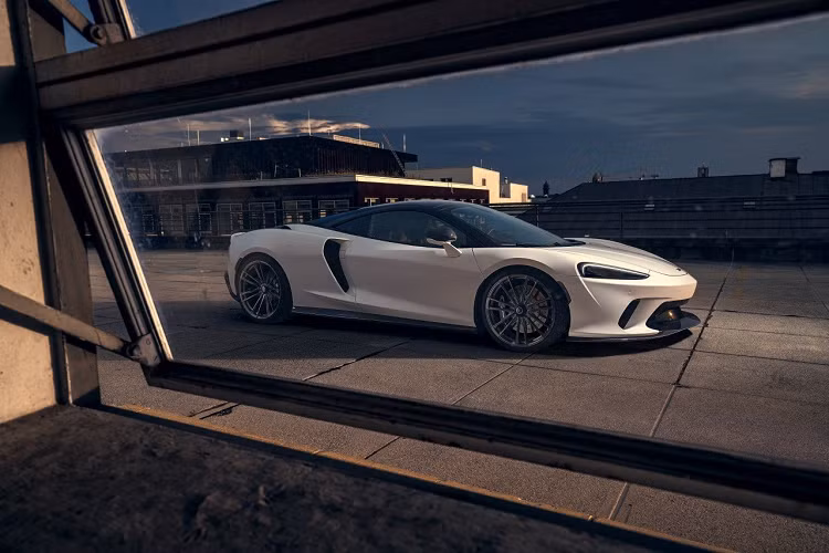 Ngoại thất của xe được nâng cấp với một số chi tiết ở cản trước, cản sau, cánh lướt gió cùng một số các chi tiết khí động học khác. Tất cả các chi tiết này đều được làm bằng sợi carbon và có thể được hoàn thiện bóng hoặc nhám. Các chi tiết nâng cấp này sẽ mang lại cho McLaren GT khả năng khí động học tốt hơn đồng thời tạo lực ép để mang đến cho xe sự ổn định ở tốc độ cao nhưng không làm giảm đi sự thoải mái, đặc điểm vốn có của chiếc Grand Tourer này.