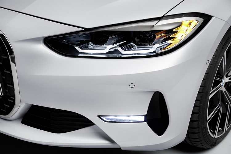 Phiên bản 430i sử dụng động cơ tương tự 420i nhưng cho ra công suất lớn hơn, 255 mã lực và mô-men xoắn 400 Nm. Phiên bản này có thể tăng tốc 0-100 km/h trong 5,8 giây. Bên cạnh các trang bị chia sẻ từ 420i, BMW 430i còn có thêm hệ thống treo thích ứng M, chìa khóa kỹ thuật số, nội thất bọc da, phanh M Sport, hệ thống BMW Driving Assistant Professional, hỗ trợ đỗ xe với chế độ mô phỏng hình ảnh xung quanh.