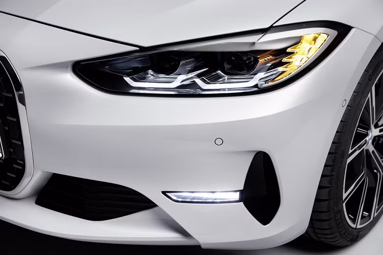 Phiên bản 430i sử dụng động cơ tương tự 420i nhưng cho ra công suất lớn hơn, 255 mã lực và mô-men xoắn 400 Nm. Phiên bản này có thể tăng tốc 0-100 km/h trong 5,8 giây. Bên cạnh các trang bị chia sẻ từ 420i, BMW 430i còn có thêm hệ thống treo thích ứng M, chìa khóa kỹ thuật số, nội thất bọc da, phanh M Sport, hệ thống BMW Driving Assistant Professional, hỗ trợ đỗ xe với chế độ mô phỏng hình ảnh xung quanh.