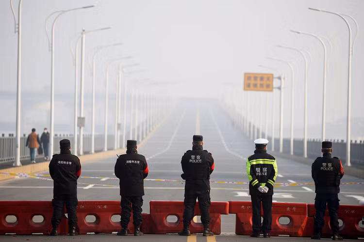 Trung Quoc trung phat quan chuc tu y thong bao noi long lenh phong toa Vu Han