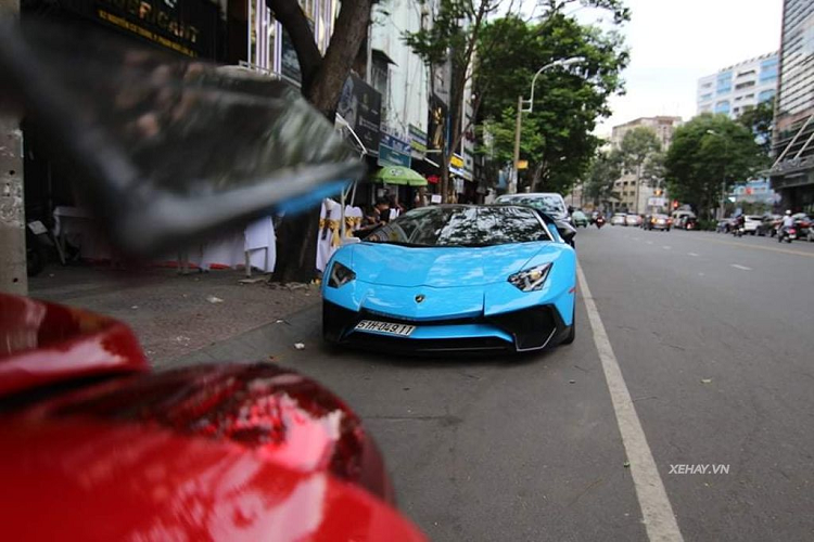 Hiệu quả khí động học của Aventador SV đã được cải thiện 150% so với "người tiền nhiệm", trong khi áp lực xuống mặt đường được cải thiện 170% so với bản tiêu chuẩn. Ngoài ra, trọng lượng xe giảm 50 kg, chỉ còn ở mức 1.525 kg nhờ việc sử dụng chất liệu carbon siêu nhẹ.