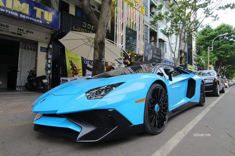Ở phía bên ngoài, Lamborghini Aventador LP750-4 SV được thiết kế hốc gió trước tinh chỉnh, hông xe được trang bị thêm cánh lướt gió mới và đuôi xe có sự thay đổi ở bộ khuếch tán, lưới tản nhiệt, ống xả nhưng đáng kể nhất là cánh lướt gió cố định cỡ lớn bằng carbon.