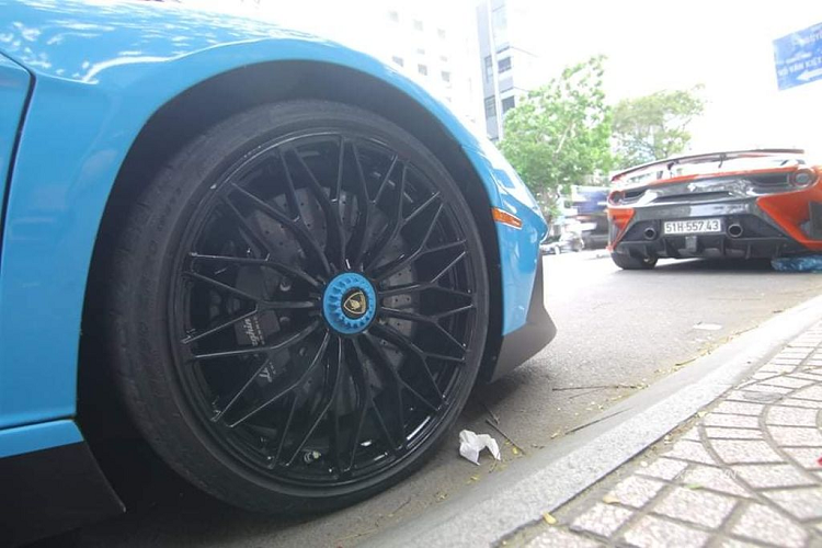 Những nâng cấp khí động học đáng chú ý của Aventador SV coupe bao gồm bộ líp cản trước sửa đổi và bộ khuếch tán phía sau cùng cánh gió cỡ lớn, hệ thống lái điện tử nâng cấp cho khả năng cơ động ở tốc độ cao, hệ thống treo bổ sung các thanh giằng giúp tăng độ ổn định. Thêm vào đó còn là bộ mâm kích thước 21 inch đa chấu sơn đen nhám kết hợp với bộ lốp Pirelli cực mỏng.