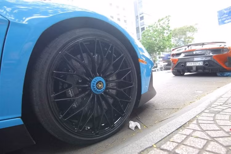 Những nâng cấp khí động học đáng chú ý của Aventador SV coupe bao gồm bộ líp cản trước sửa đổi và bộ khuếch tán phía sau cùng cánh gió cỡ lớn, hệ thống lái điện tử nâng cấp cho khả năng cơ động ở tốc độ cao, hệ thống treo bổ sung các thanh giằng giúp tăng độ ổn định. Thêm vào đó còn là bộ mâm kích thước 21 inch đa chấu sơn đen nhám kết hợp với bộ lốp Pirelli cực mỏng.