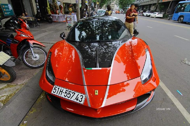 Đối với siêu phẩm Ferrari 488 GTB độ Mansory, chiếc xe này có lẽ đã khá quen mặt với dân mê xe Sài Thành. Đây là sản phẩm "giao thoa" giữa 2 hãng độ danh tiếng là Mansory và Pogea Racing.