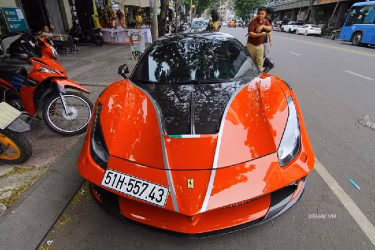 Đối với siêu phẩm Ferrari 488 GTB độ Mansory, chiếc xe này có lẽ đã khá quen mặt với dân mê xe Sài Thành. Đây là sản phẩm "giao thoa" giữa 2 hãng độ danh tiếng là Mansory và Pogea Racing.