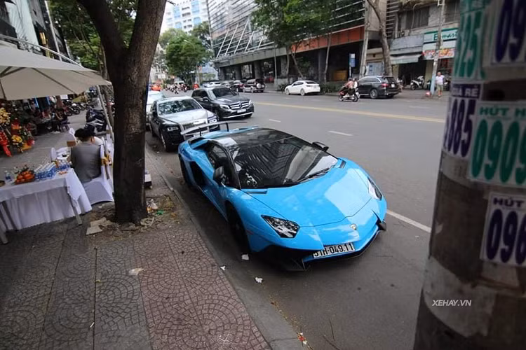 Nhờ ứng dụng vật liệu sợi carbon rộng rãi, Aventador SV coupe có trọng lượng nhẹ hơn 50kg so với bản tiêu chuẩn. Bên cạnh đó, hệ thống giảm chấn thích ứng là trang bị tiêu chuẩn trên phiên bản SV. Các cảm biến sẽ điều chỉnh độ cứng giảm xóc tuỳ thuộc vào tốc độ, điều kiện đường sá…