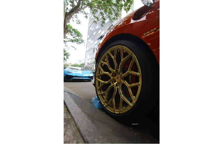 Bộ vành đa chấu sơn màu vàng của Vossen, cụm má phanh màu đỏ trùng với màu thân xe. Đi kèm với đó là cặp lốp siêu mỏng vô cùng thể thao