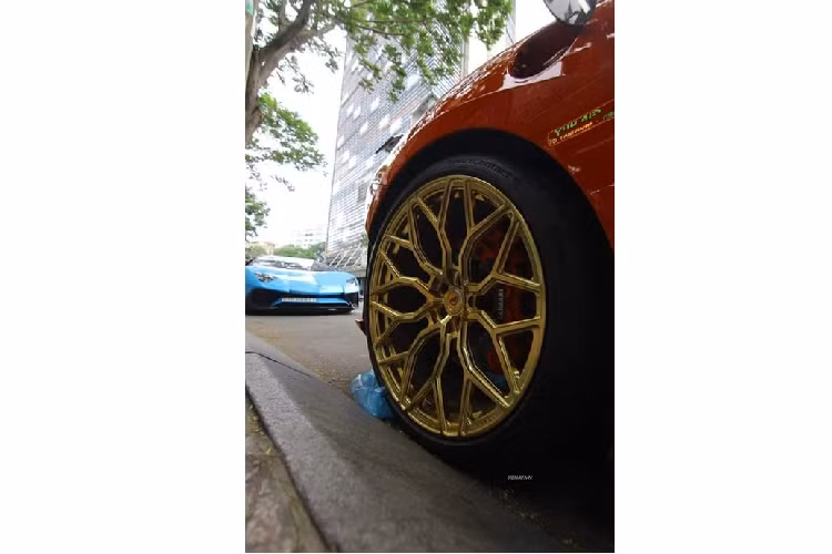 Bộ vành đa chấu sơn màu vàng của Vossen, cụm má phanh màu đỏ trùng với màu thân xe. Đi kèm với đó là cặp lốp siêu mỏng vô cùng thể thao