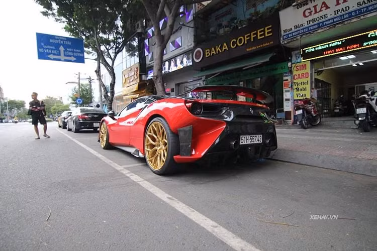 Vòng ra phần đuôi xe là sự tinh chỉnh đến từ Pogea Racing. Bộ cản sau được nhà độ này thay đổi bằng sợi carbon và đuôi xe cũng được cắt xẻ lại hầm hố hơn khi để lộ hai bánh sau to bản ra ngoài. Cặp ống xả hình tròn đặt cân đối giữa đuôi xe, đi kèm đó là các cánh gió sắc cạnh tăng tính khí động học cho "siêu ngựa".