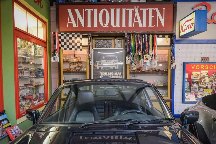 Lần đầu tiên, Ottocar đi nhận xe tận nơi là trong năm 1977, khi ông ấy chọn chiếc 911 Carrera 3.0. Niềm đam mê của ông ấy dành cho hãng xe thể thao Porsche đã ngày một lớn lên trong thời gian ông ấy làm một tay đua theo sở thích.