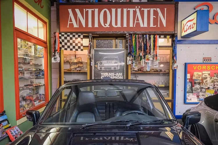 Lần đầu tiên, Ottocar đi nhận xe tận nơi là trong năm 1977, khi ông ấy chọn chiếc 911 Carrera 3.0. Niềm đam mê của ông ấy dành cho hãng xe thể thao Porsche đã ngày một lớn lên trong thời gian ông ấy làm một tay đua theo sở thích.