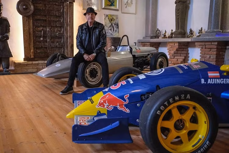 Ottocar J. là một trong số ít những khách hàng được nhận xe ngay tại nhà máy Zuffenhausen của Porsche