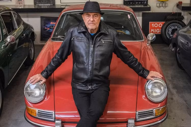 Về phần mình, ông Ottocar không hề có kế hoạch giảm tốc độ ở tuổi 80, với kế hoạch đi trên đường cao tốc Pan-American bằng chiếc Cayenne. “Khi bạn 80 tuổi, bạn không còn nghĩ nhiều về quá khứ nữa mà nghĩ nhiều hơn về tương lai. Bạn mong đợi những điều sẽ đến”, ông ấy nói.