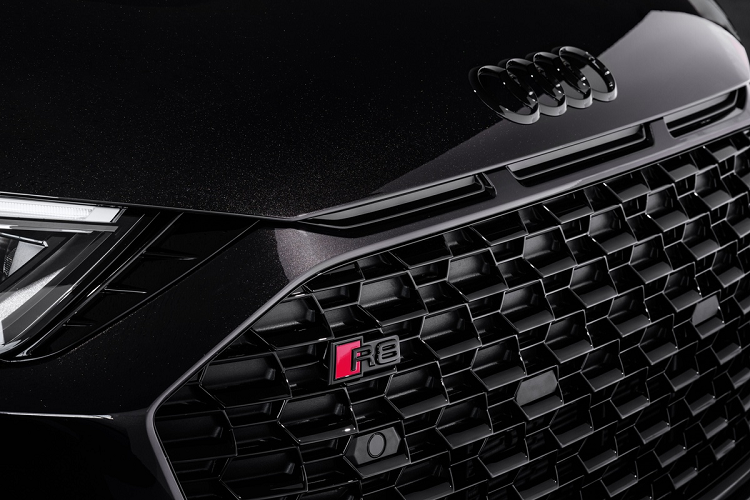 Những chi tiết khác của mẫu coupe 2 cửa có thiết kế giống với phiên bản R8 RWD tiêu chuẩn như đèn chiếu sáng LED, đèn hậu LED, hệ thống ống xả thể thao, cụm khuếch tán không khí, hốc hút gió 2 bên thân xe...