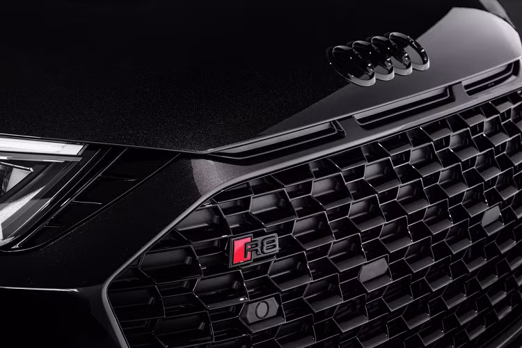 Những chi tiết khác của mẫu coupe 2 cửa có thiết kế giống với phiên bản R8 RWD tiêu chuẩn như đèn chiếu sáng LED, đèn hậu LED, hệ thống ống xả thể thao, cụm khuếch tán không khí, hốc hút gió 2 bên thân xe...