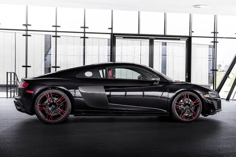 Đúng với tên gọi Panther, phiên bản đặc biệt của Audi R8 RWD 2021 có ngoại thất mang màu đen chủ đạo. Phần gương xe cũng được ốp sợi carbon, logo Audi thay bằng loại hợp kim đen và la-zăng 20 inch 5 chấu kép cũng được phủ sơn đen mờ và viền đỏ.