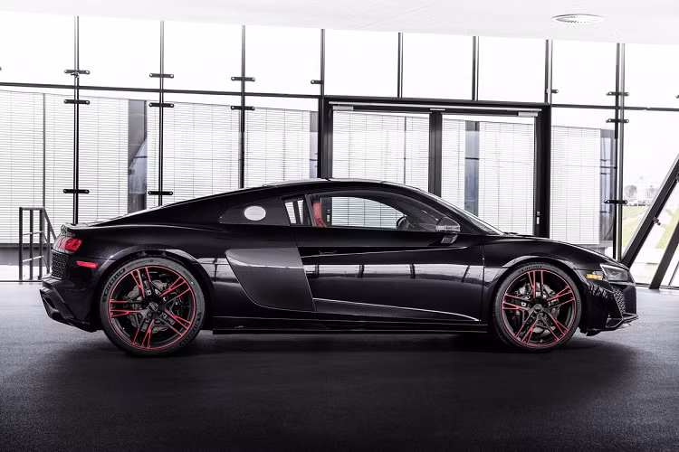 Đúng với tên gọi Panther, phiên bản đặc biệt của Audi R8 RWD 2021 có ngoại thất mang màu đen chủ đạo. Phần gương xe cũng được ốp sợi carbon, logo Audi thay bằng loại hợp kim đen và la-zăng 20 inch 5 chấu kép cũng được phủ sơn đen mờ và viền đỏ.