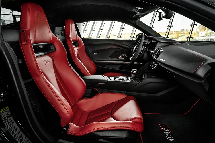 Các chi tiết nâng cấp đáng chú ý ở nội thất bao gồm các chi tiết trang trí làm từ vật liệu carbon, bệ bước xe tích hợp đèn chiếu sáng, nội thất bọc da màu đen với đường chỉ khâu màu đỏ, ghế lái thể thao bằng da Nappa màu đỏ, cần số và hộc để đồ bọc da Alcantara, thảm trải sàn khâu thủ công... Vô-lăng D-cut cũng được bọc da Alcantara và bổ sung điểm nhấn màu đỏ ở vị trí 12 giờ.